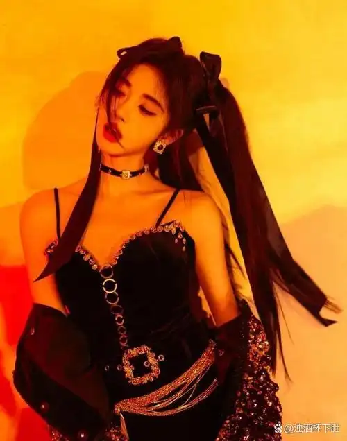 鞠婧祎跨年晚会辣妹妆双马尾,又甜又酷展现十足少女范