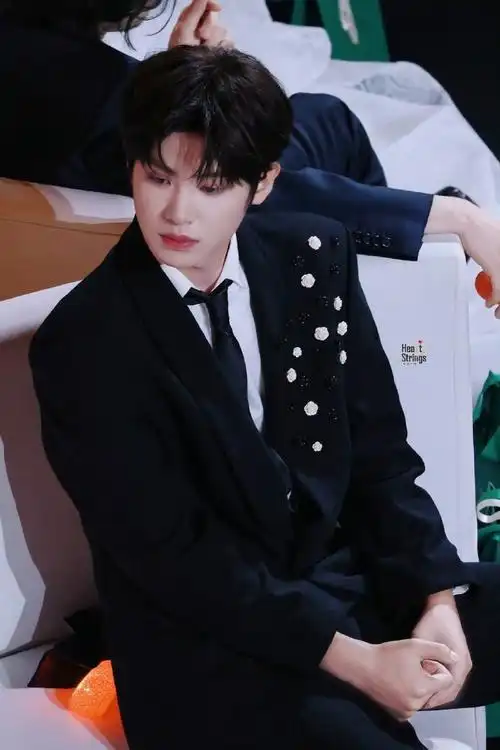 黄明昊穿西装气质