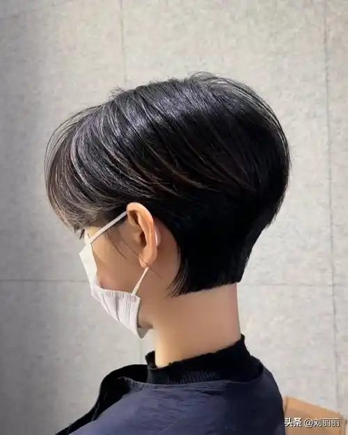 最火女士发型来了,挂耳立体短发,好看到心动