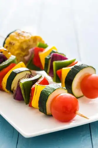 白色背景砧板上的三个蔬菜串串