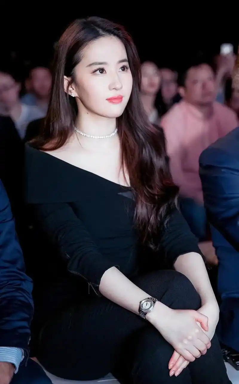 神仙姐姐刘亦菲近照仙气全无?是接地气还是童年滤镜?