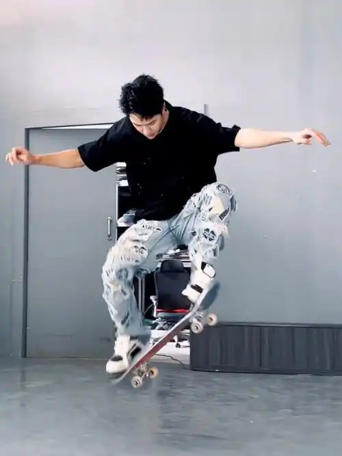 王一博龙年开工滑板亮大招##2024龙年开工大吉##王一博滑板亮大