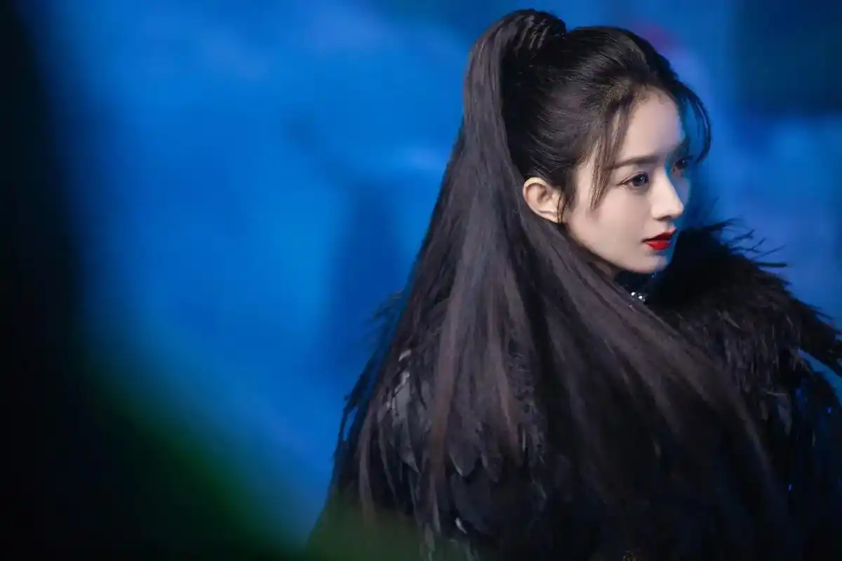 壁纸分享,赵丽颖是卷发好看,还是直发好看