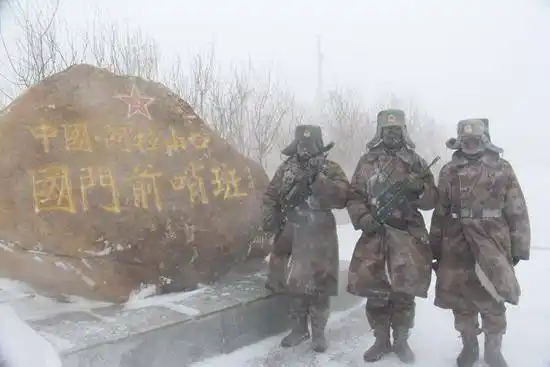 阿拉山口边防连官兵在寒风中站岗.