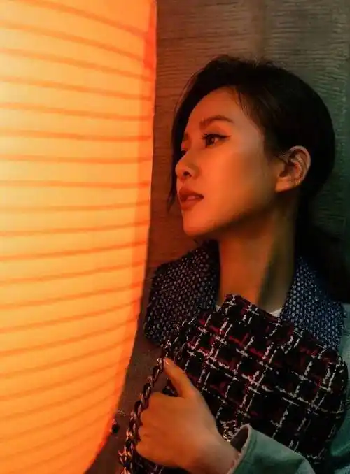 原创刘诗诗忙里不偷闲最新街拍在线上演完美侧颜杀低马尾温柔洒脱