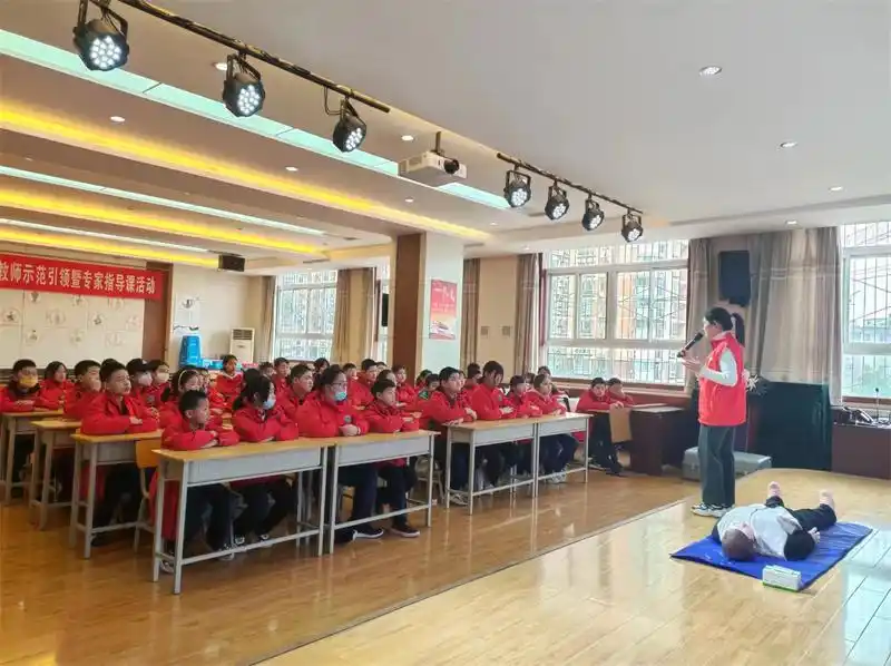 燎原小学"红领巾救护训练营"开课啦