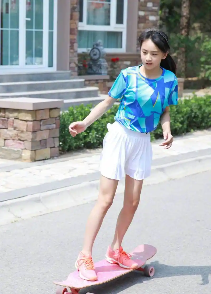 原创田亮为女儿庆生,森碟戴兔耳发箍卖萌,却被叶一茜鸽子蛋戒指抢镜