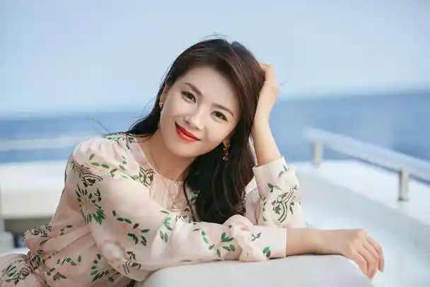 43岁看起来30不到刘涛是如何切换青春靓丽和优雅知性形象