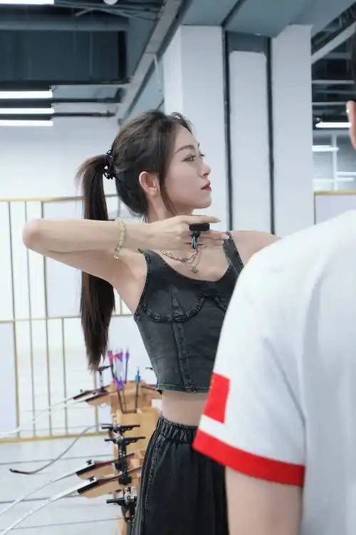 易昕一改往日风格,粉丝直呼眼前一亮_美女_社交_贵人