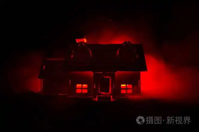 与一只鬼在月夜或雾,老神秘别墅与超现实主义大满月遗弃鬼恐怖屋的老