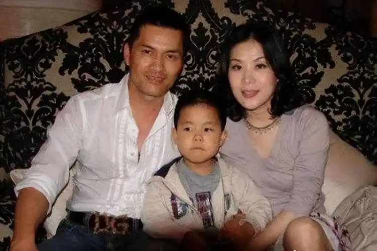 富婆杨小娟,嫁三婚演员吕良伟,婚后生一子,幸福美满_时候_香港_朋友