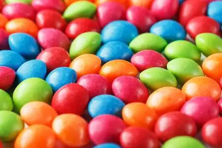 彩虹色的五彩糖果特写,纹理和重复的德拉吉照片