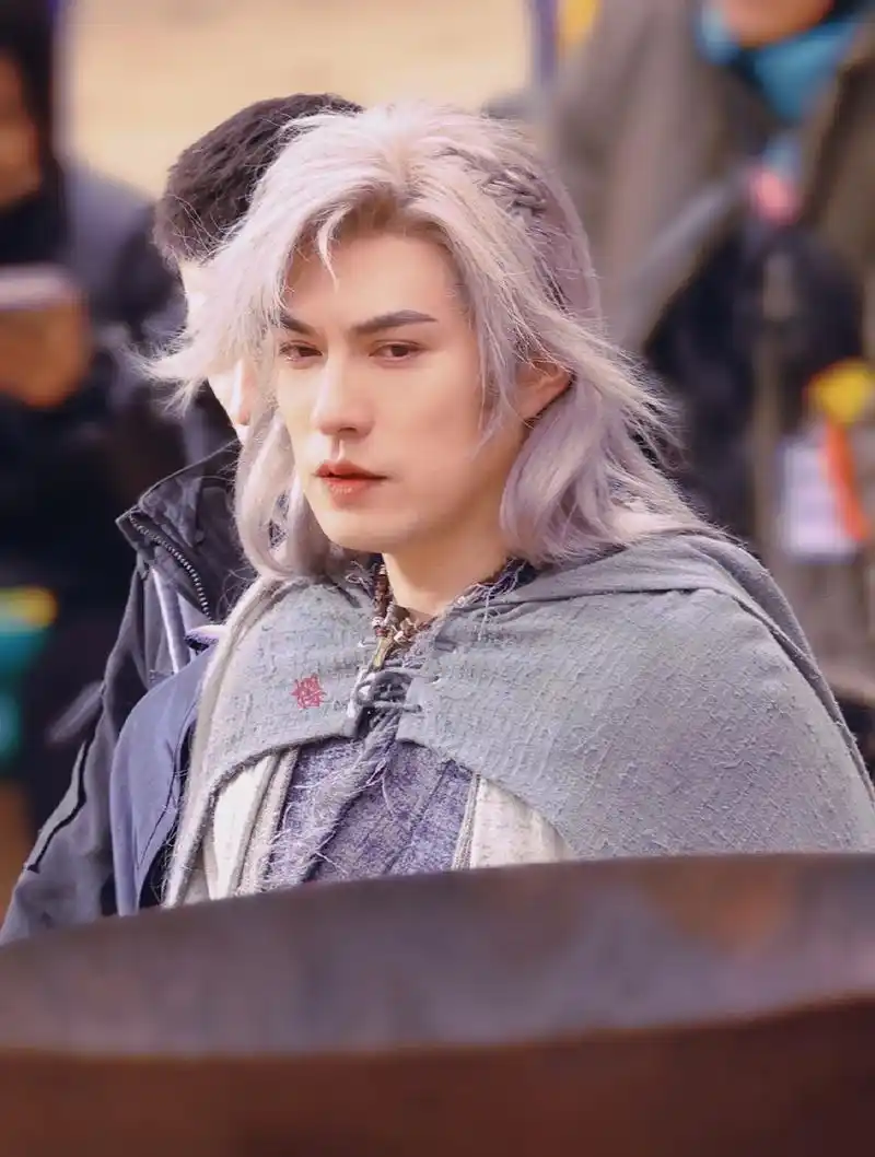 严屹宽白发造型惊艳全场,出演武庚纪还原度超高,不愧是浓颜帅哥