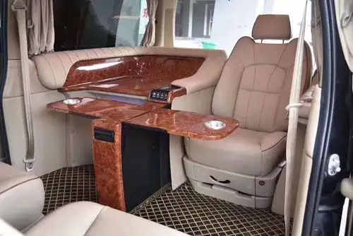 金杯阁瑞斯,改装成丰田的商务车,超级霸气奢华了许多.