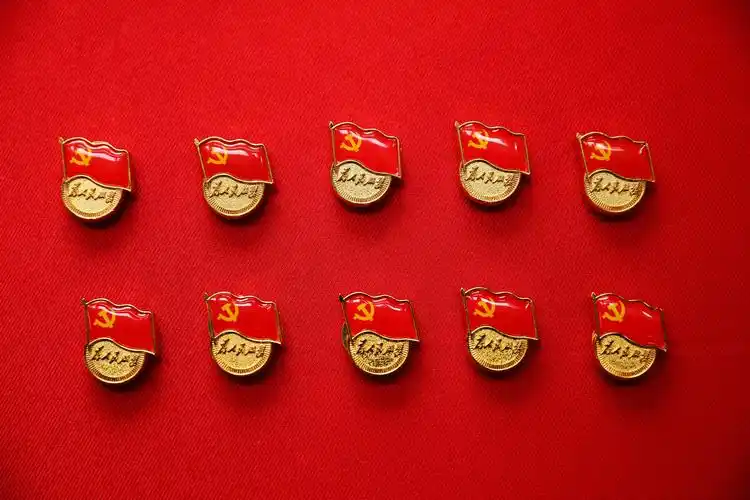 红色背景里的党徽让人热血沸腾我爱我的国