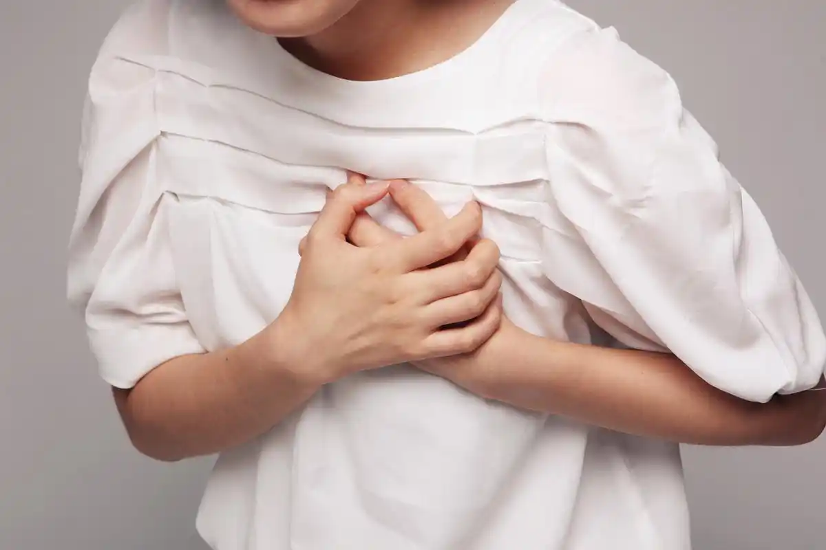 胸部疼痛首先要考虑的是胸部疾病,如气胸等问题.