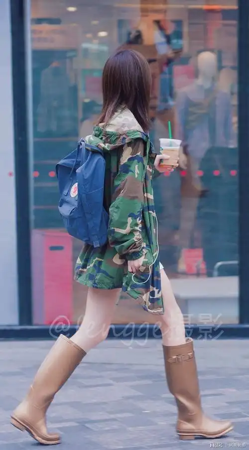 雨停了女孩穿着时尚雨靴来了不能趟水了她心里一定极其失望