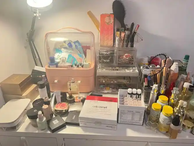 一个女生的梳妆台应该要多大才能放得下哈