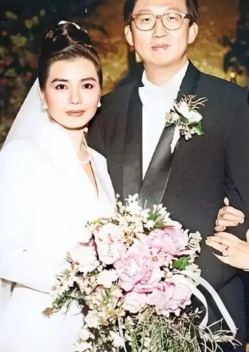 朱家鼎对钟楚红很是关爱.在生孩子时,钟楚红宫外孕让她终身不孕.