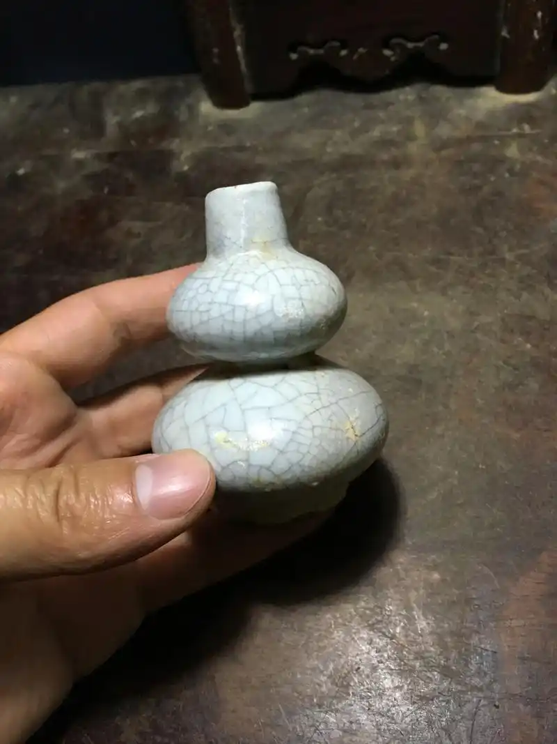 南宋哥窑葫芦瓶接近完整一处有点脱釉出土就这样