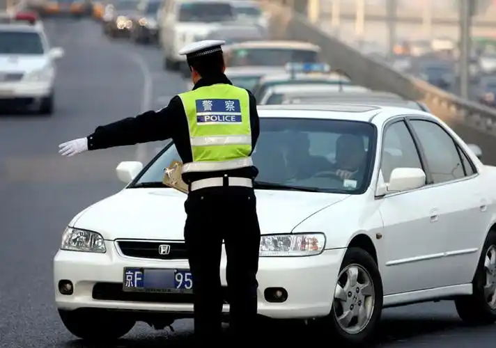 图文亚运村交通队民警拦下违规车辆