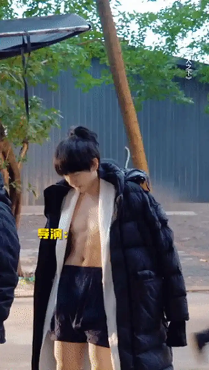 果然,没有黄磊老师的饭,彭彭肉眼可见的瘦,还轻松有了六块腹肌!