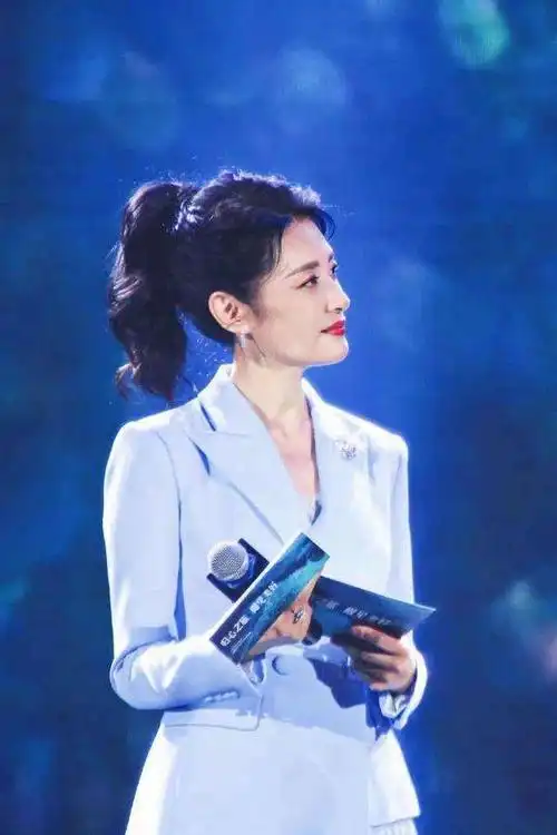 被52岁周涛惊艳到了西装搭百褶裙大气又优雅没有少女感却高级