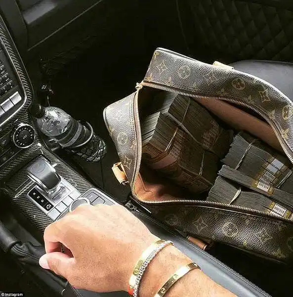 国外富二代奢侈暑期生活:晒美女晒豪宅晒私人飞机