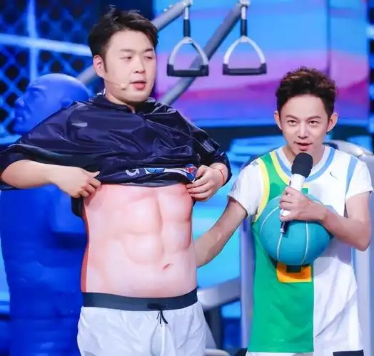 生酮饮食 杜海涛素颜照,瘦到变丑认不出,网友指他老得像身旁亲妈同龄