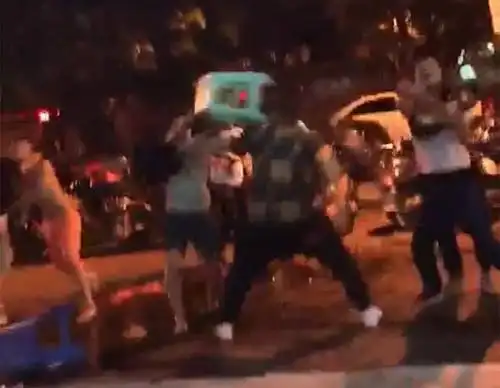 粥门口,8月9日凌晨2点左右▽打架斗殴的事件屡屡发生脾气真是太暴躁!