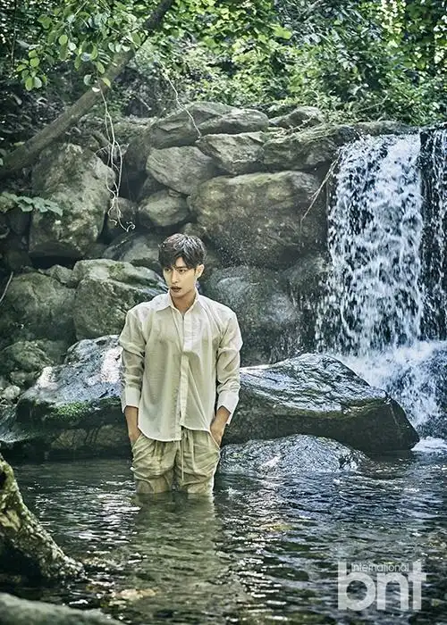 韩星成勋拍泳池写真 完美演绎熟男魅力