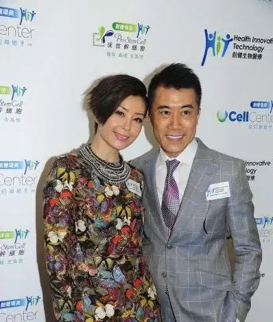 如今伍咏薇和丈夫练海棠结婚22年依旧非常恩爱.