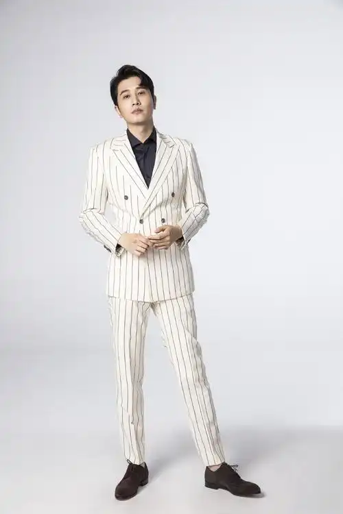 彭冠英白色西装优雅写真图片