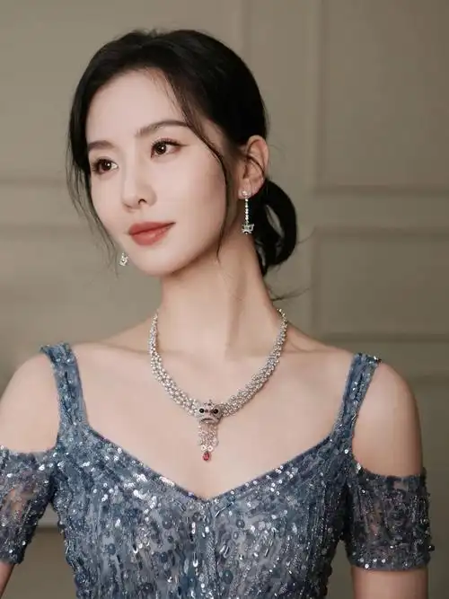 刘诗诗微博之夜第一套造型