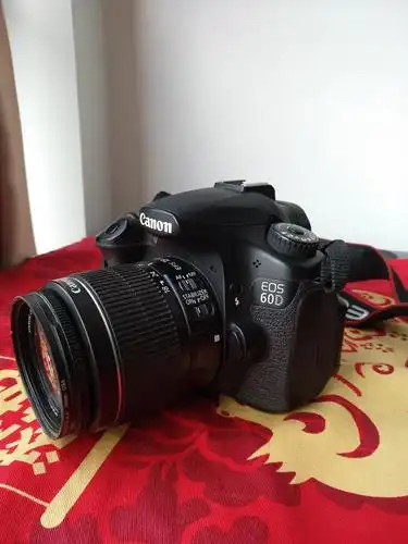 出佳能60d相机,18-55镜头.2380元.豆瓣不回,电.