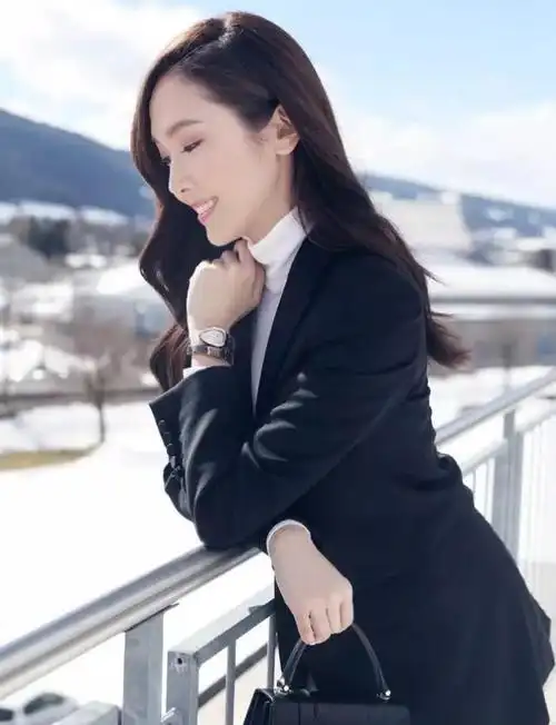 郑秀妍才是真女神,穿黑色西装搭牛仔裤,这双细腿太圈粉