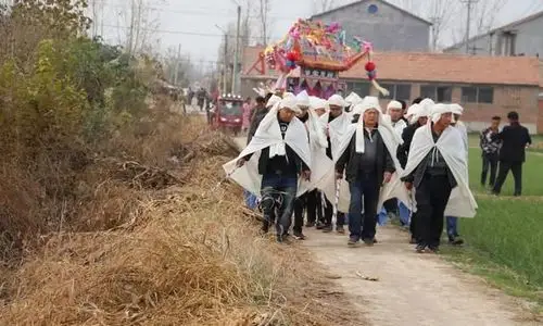 农村出殡习俗:正常3天,有钱办五七或百日,数十年不葬的啥情况|出殡