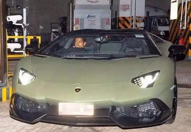 郭富城赛车场出车祸被超车时失控撞车甩到路边护栏声音巨响