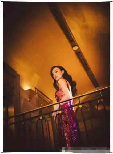 雨夜的倪妮真美穿裙子诠释什么叫风情不愧是张艺谋选中的女人