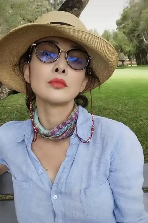 原创47岁牛莉真胆大,穿衬衫故意少系两颗扣,雪白事业线太撩人