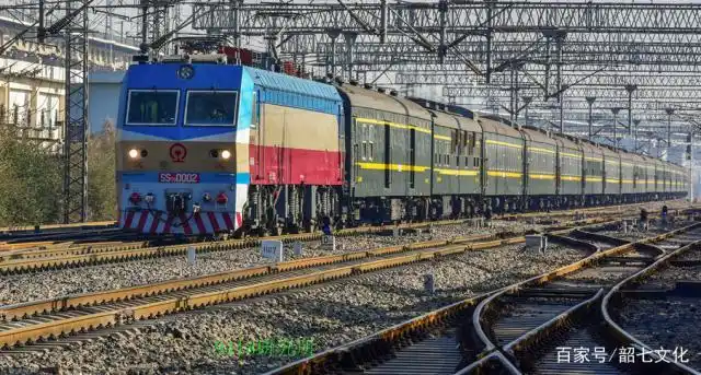 依然保持原色的双层火车成为陇海铁路西宝段一道靓丽的风景线