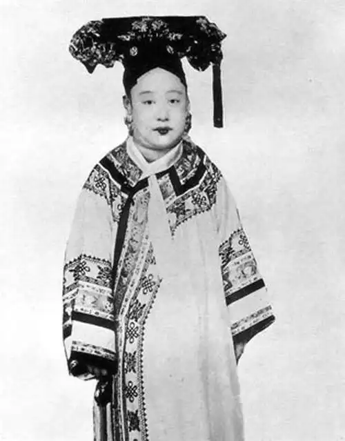 因此,光绪的心里十分郁闷,据说,大婚当晚,甚至还扑倒在隆裕皇后的怀里