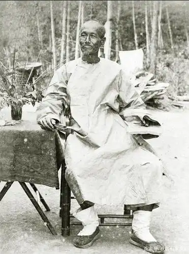 这位老人家看着很有一股仙风道骨感觉