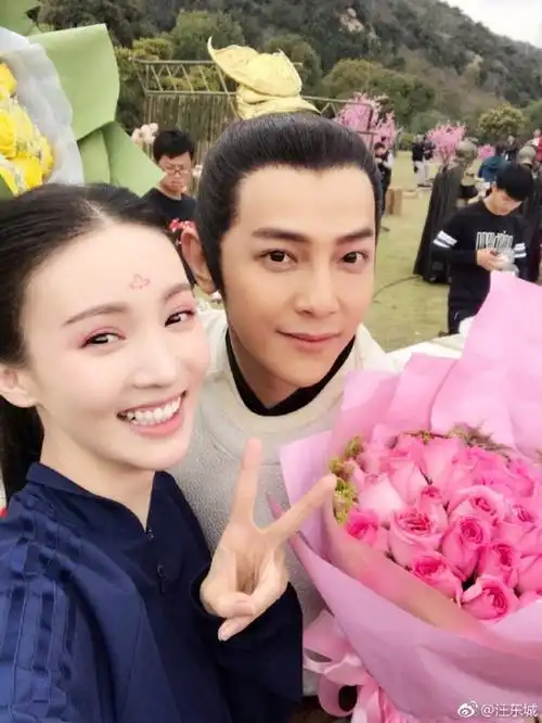 汪东城曾在愚人节官宣与日本女星恋情表白金晨公开为孩子退圈