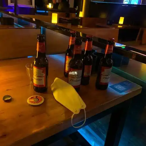 一人喝酒还是喜欢百威