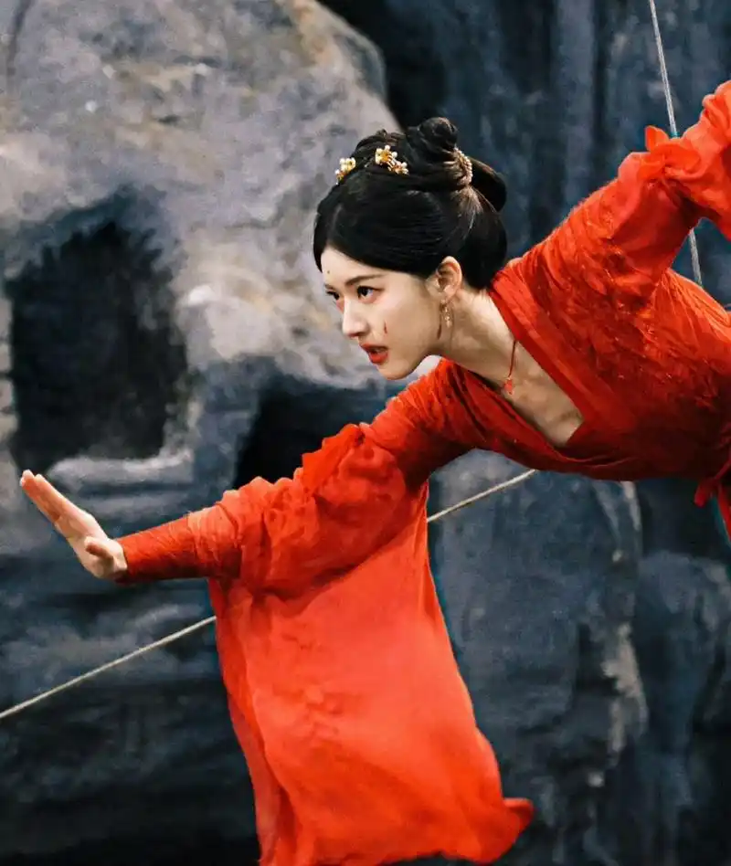 看起来不错啊,状态很好 穿红衣,古装造型 这样的赵露思 好像变得成熟