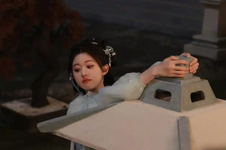 赵露思穿薄纱古装娇俏可人表情鬼马灵动又可爱