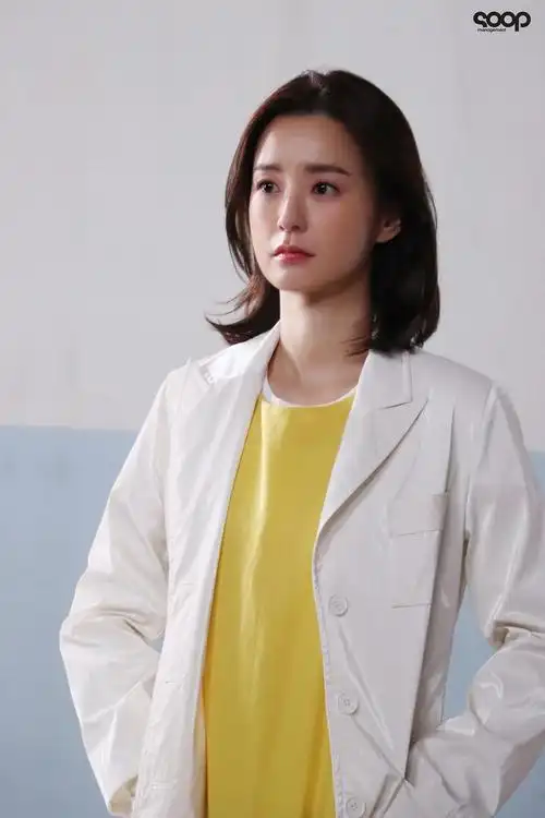 还是长发的郑裕美欧尼的保健老师定妆照好青春