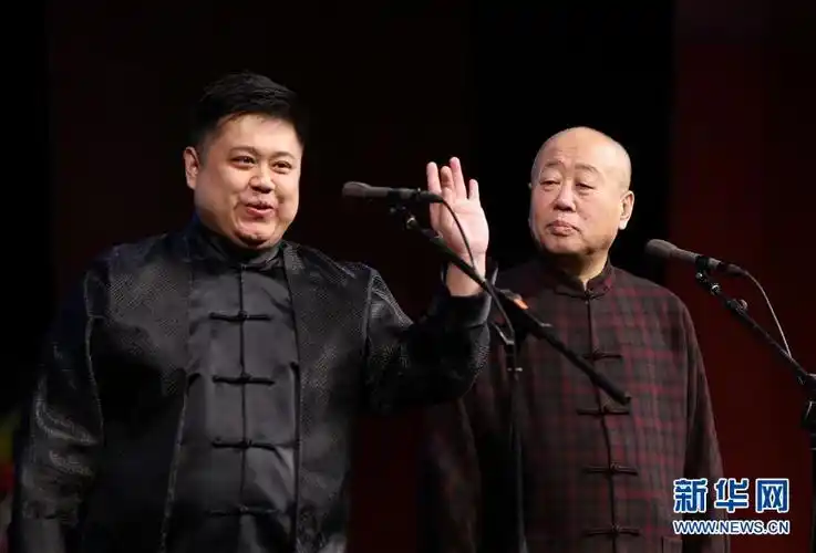 4月7日,相声演员李建华(右),李宽在"纪念相声表演艺术家罗荣寿先生