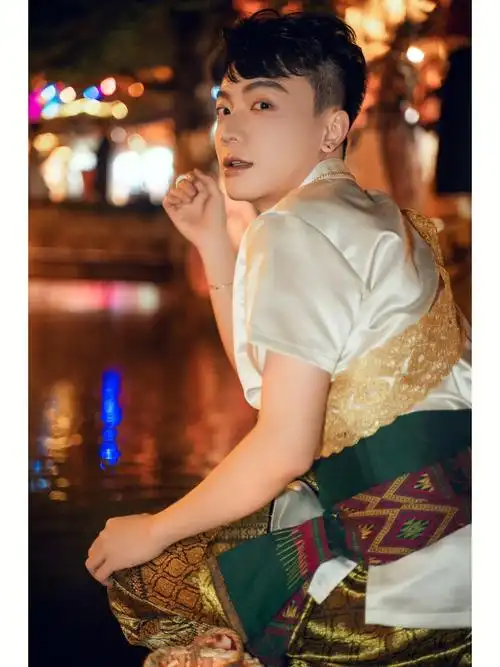 男生傣装